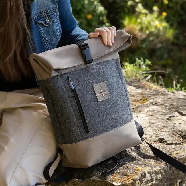 Rolltop backpack small in wool felt & cowhide leather