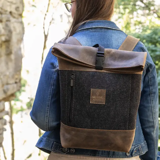 Rolltop backpack small in wool felt & cowhide leather