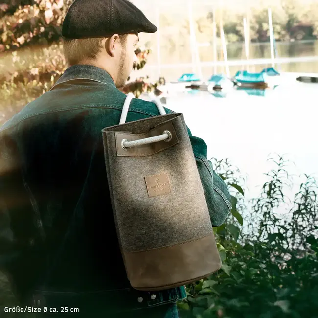 Duffle bag of felt and leather