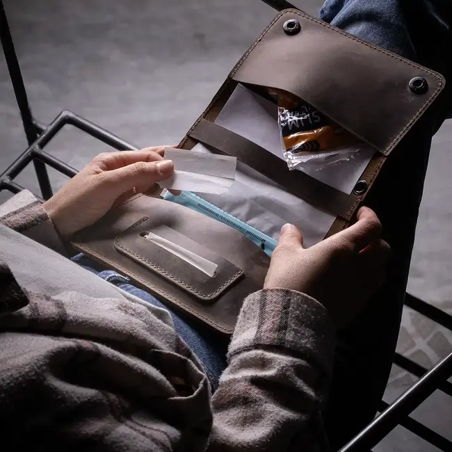 Tobacco pouch in cowhide leather for rolling