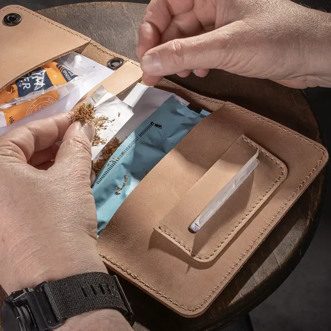 Tobacco pouch in cowhide leather for rolling