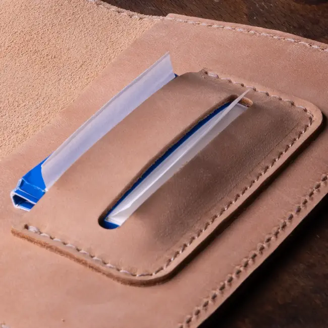 Tobacco pouch in cowhide leather for rolling