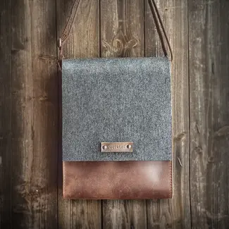 Hochformat Umhängetasche aus Filz & Leder A4 Hochformat Umhängetasche aus Filz & Leder A4