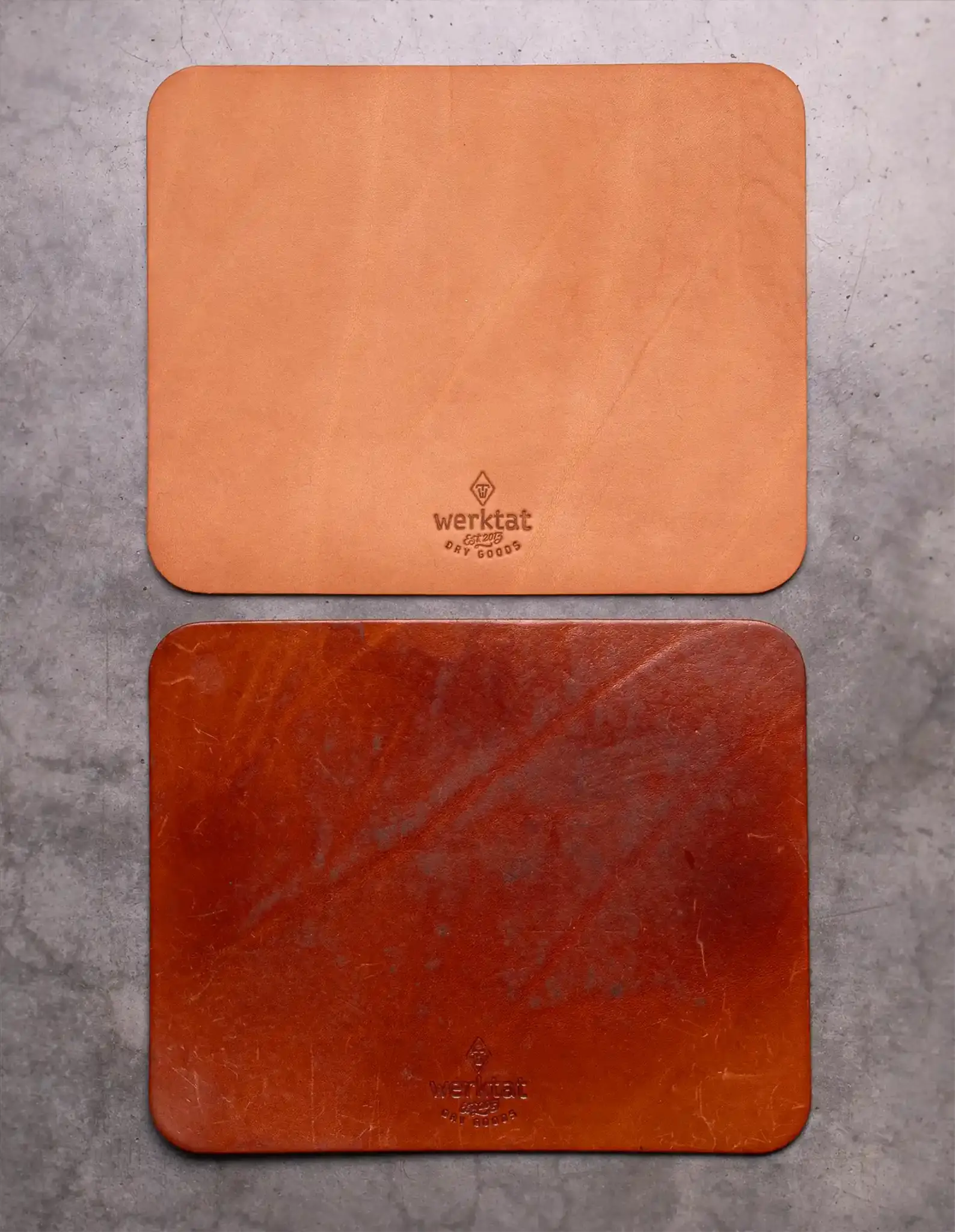 Patina beim Leder im Vergleich: Mousepad aus Naturleder (hellbraun) neu und nach 3 Jahren täglicher Benutzung