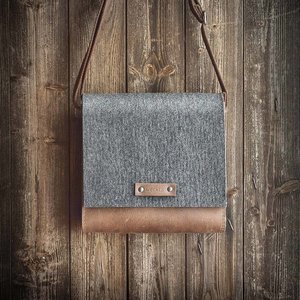 Messenger Bag, Umhängetasche EMIL aus grauem Filz und Leder in braun