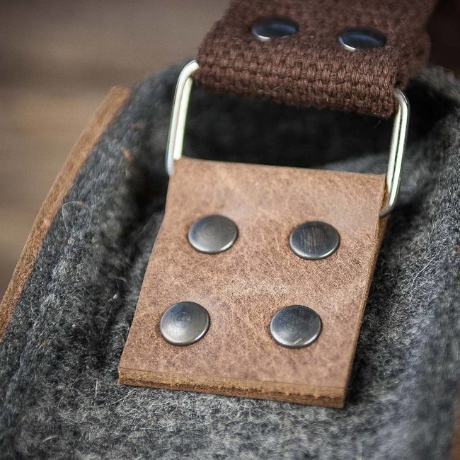 Portrait format satchel bag made of felt & leather