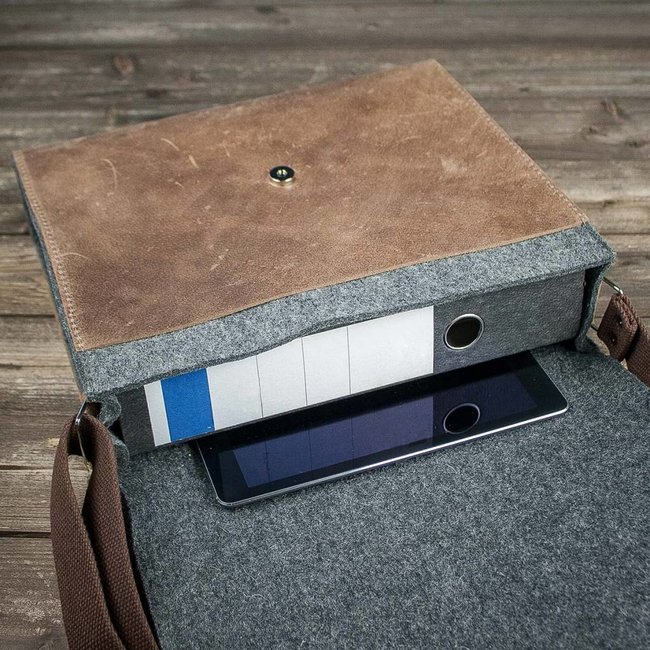 Large messenger bag of wool felt & genuine leather, Crossbody – KARL