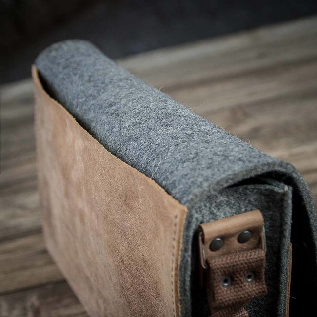 Messenger bag leather & felt large men & women
