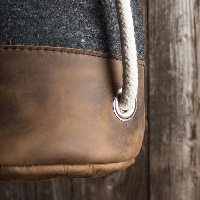 Sportasche, Rucksack, Matchsack aus Filz anthrazit und Leder "chocolate", der Seesack MEERWERK für sie und ihn