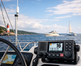 Warum ein UKW Funkgerät an Bord unverzichtbar ist und wie die richtige Antenne Ihre Reichweite verbessert