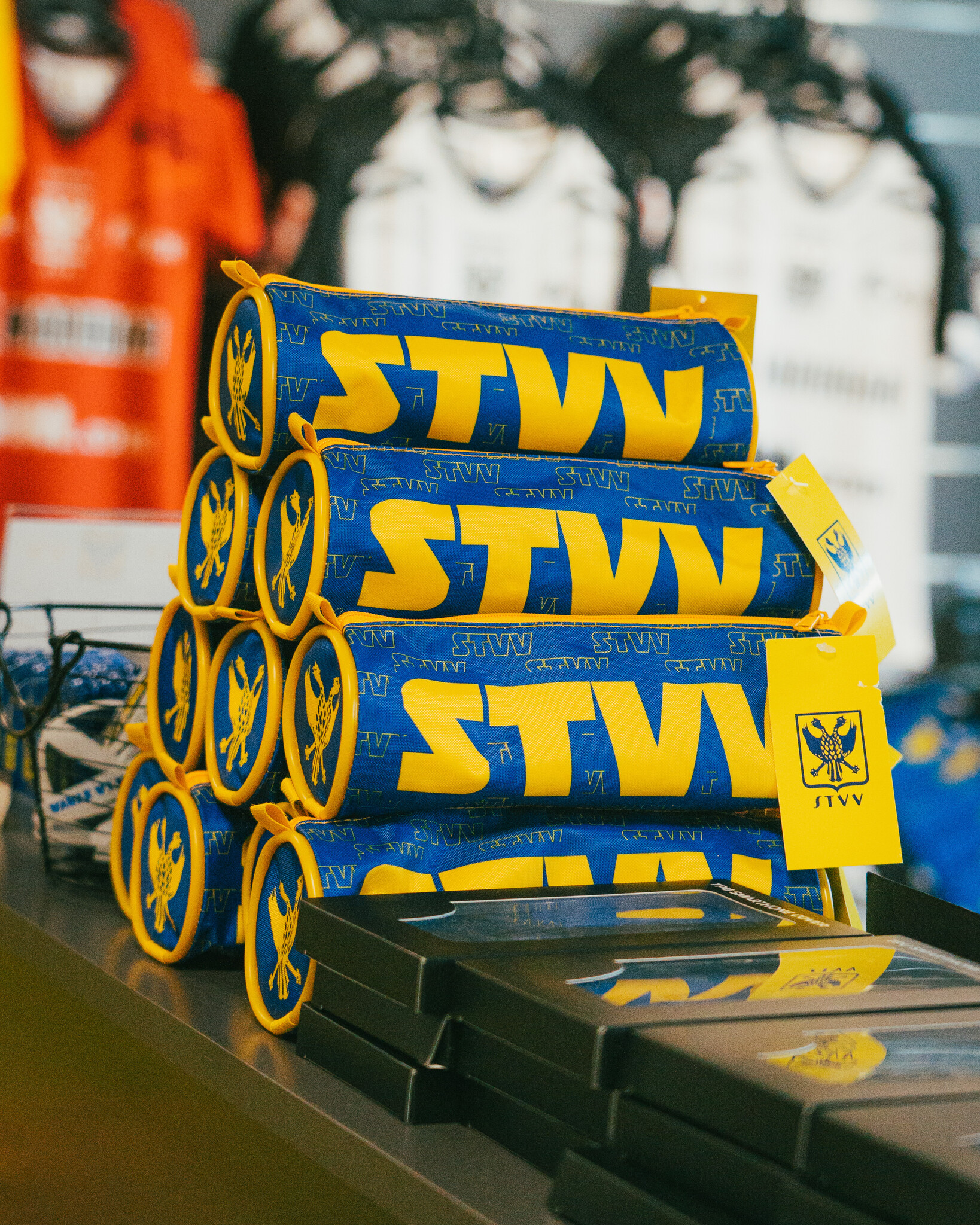 Topfanz Pennenzak gele letters -  STVV