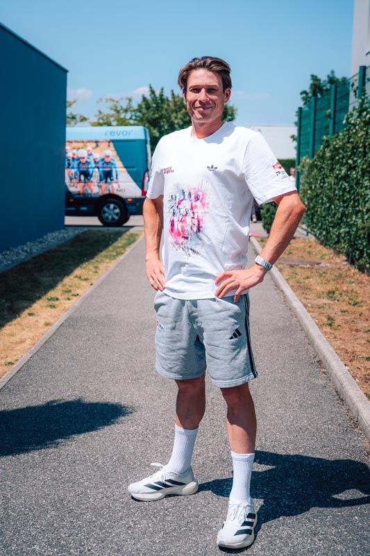 Adidas x Merci Poupou ‘26 Team T-shirt – MAN Topfanz Adidas x Merci Poupou ‘26 Team T-shirt – MAN
