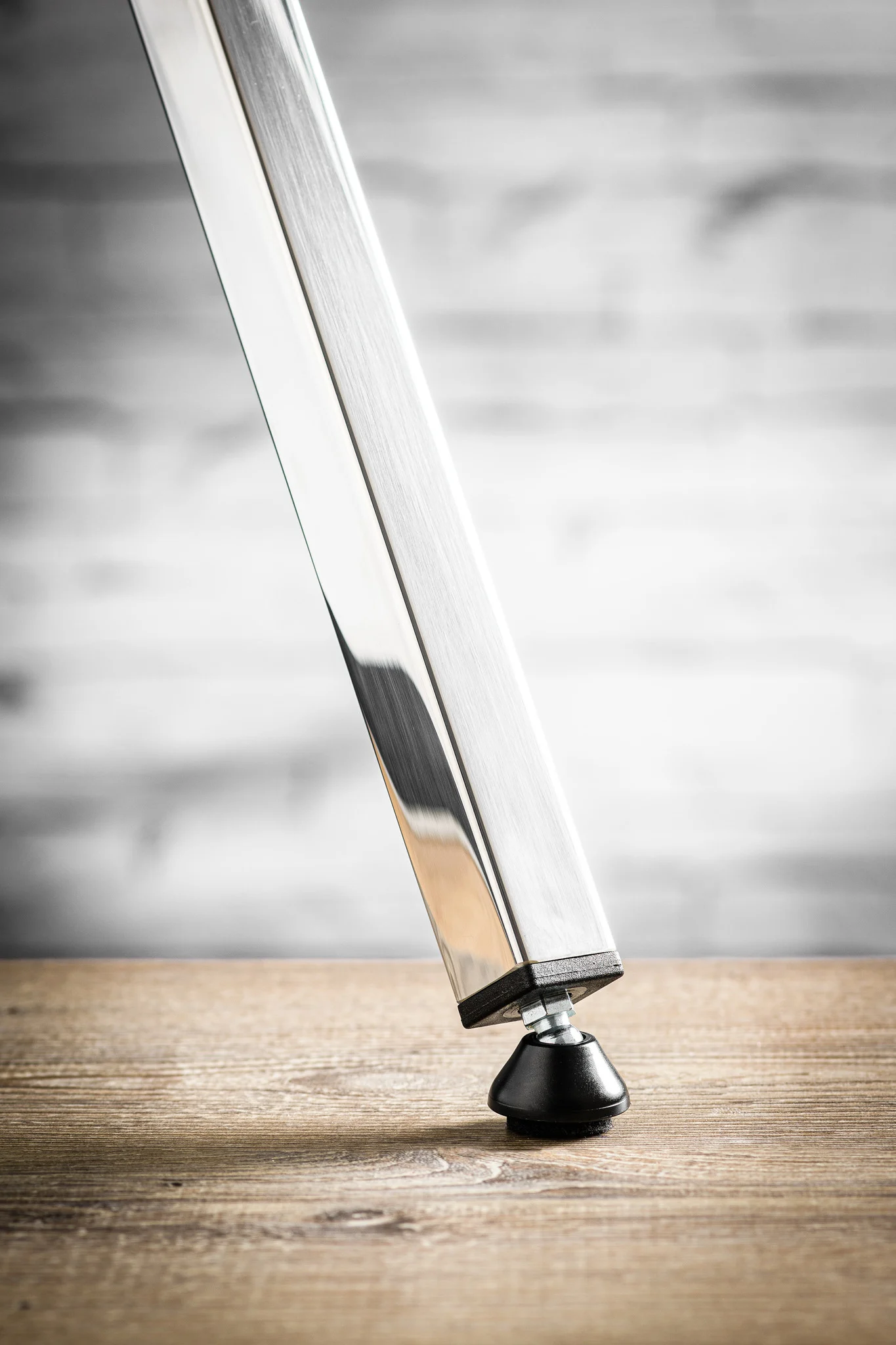 Kantelbare stelvoet XL met vervangbaar vilt op een PVC vloer