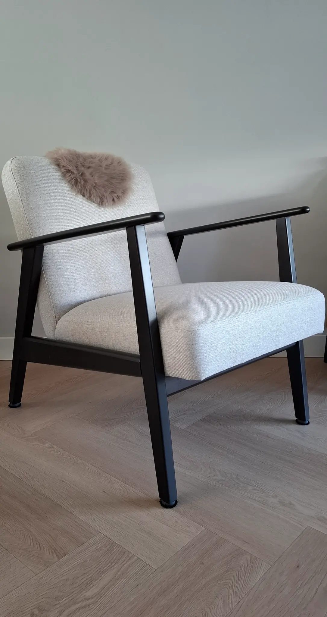 Scratch no More Footclick 2 glijders gemonteerd onder een eetkamerfauteuil op een PVC vloer.