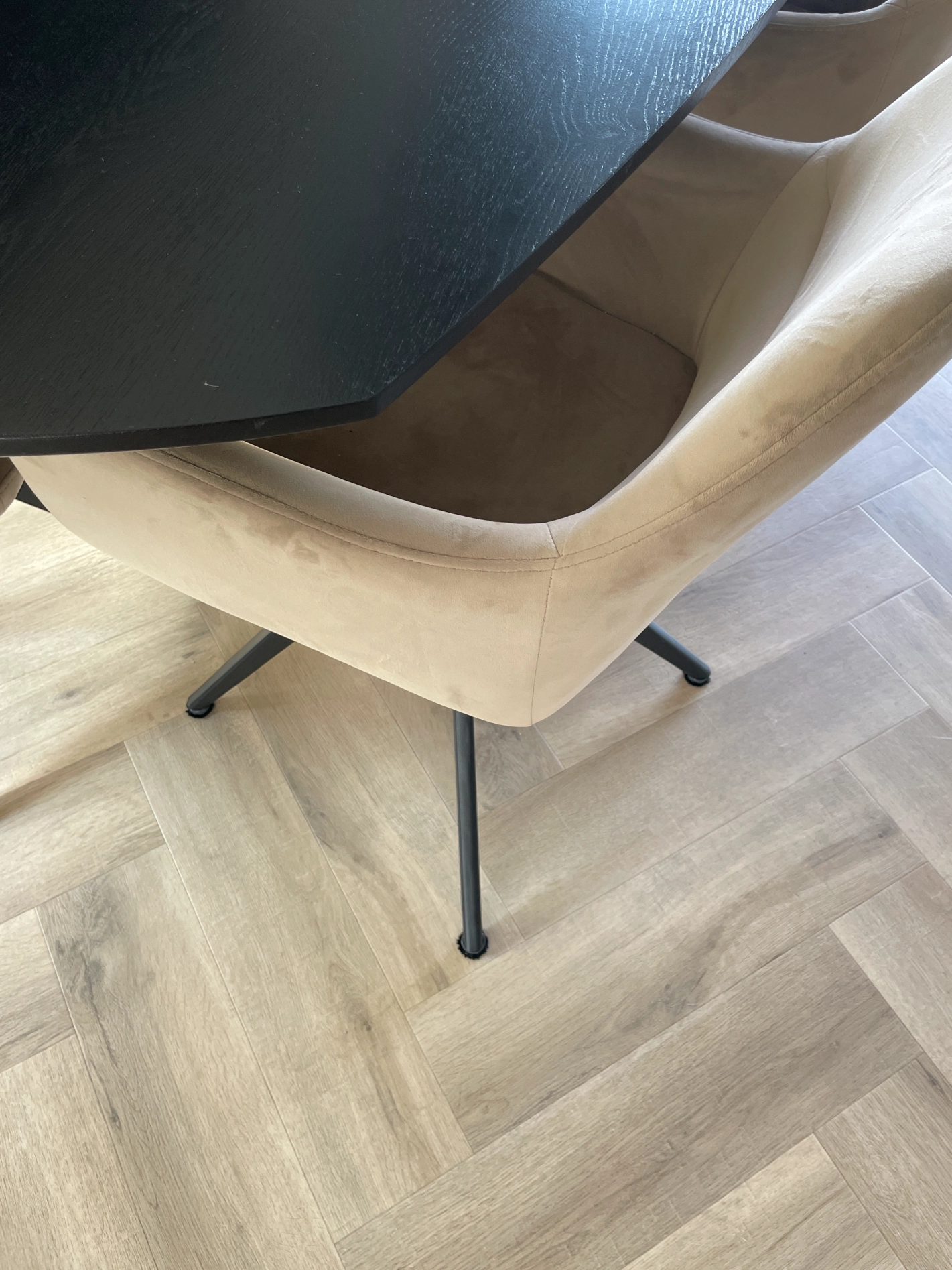 Scratch no More Footclick 2 glijders gemonteerd onder een eetkamerfauteuil op een PVC vloer.