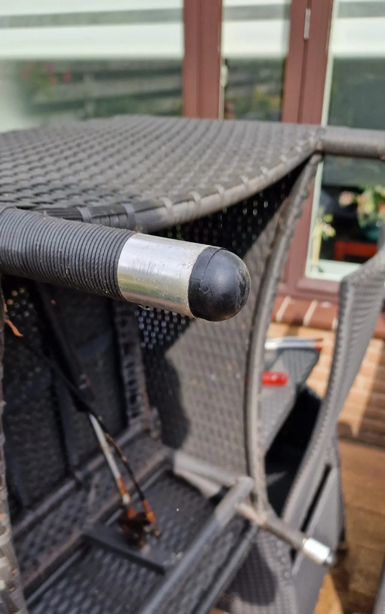 Tuinstoelen uitgevoerd met kunststof ronde insteekdoppen met massieve bolkop.