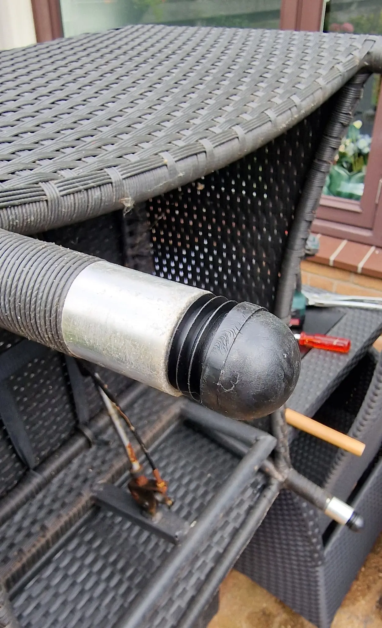 Tuinstoelen uitgevoerd met kunststof ronde insteekdoppen met massieve bolkop.