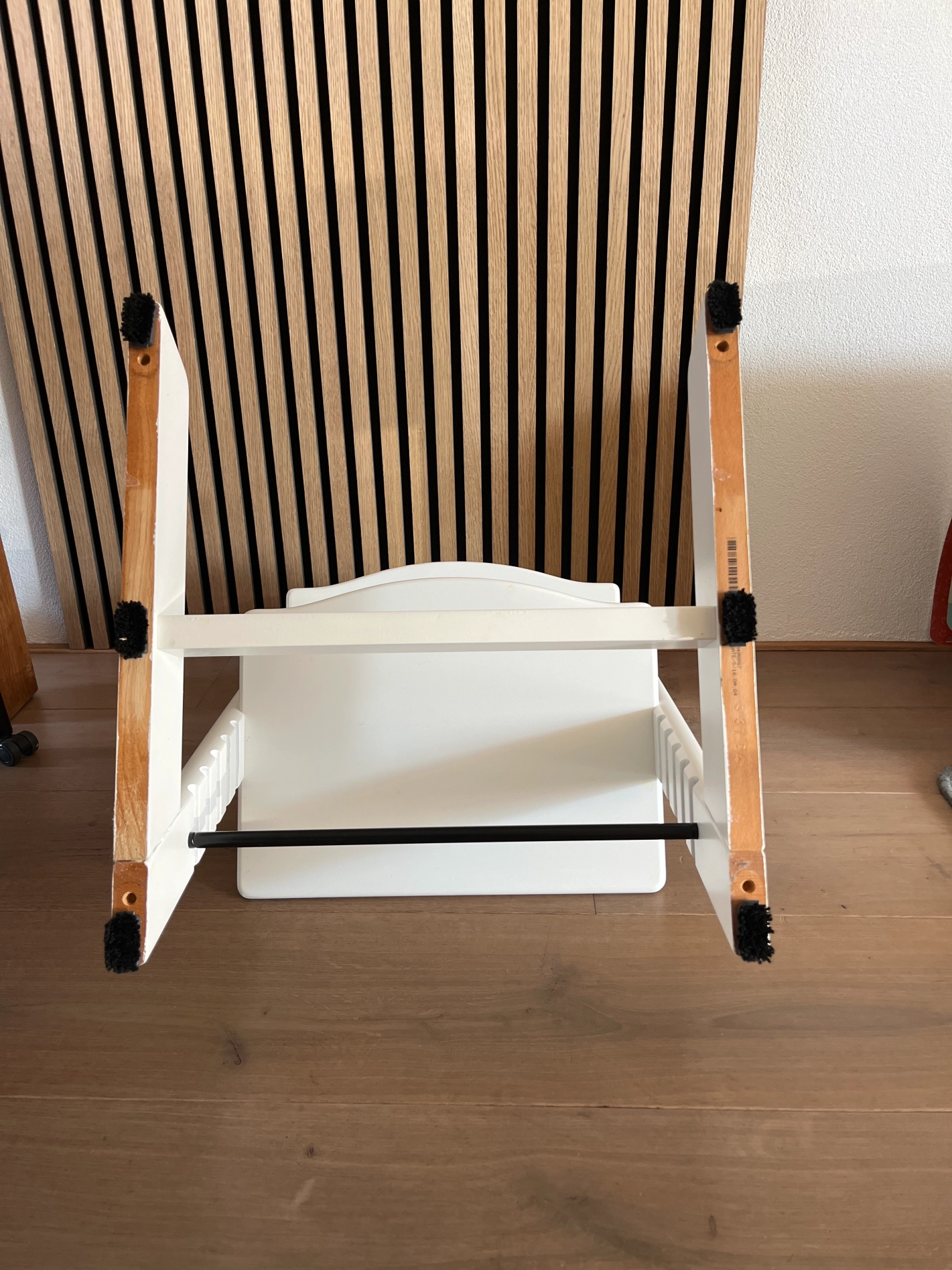 Stokke Tripp Trapp® stoel uitgevoerd met Scratch no More Multifixx glijders, de ideale oplossing. Makkelijk schoon te houden en zeer goed glijdend.