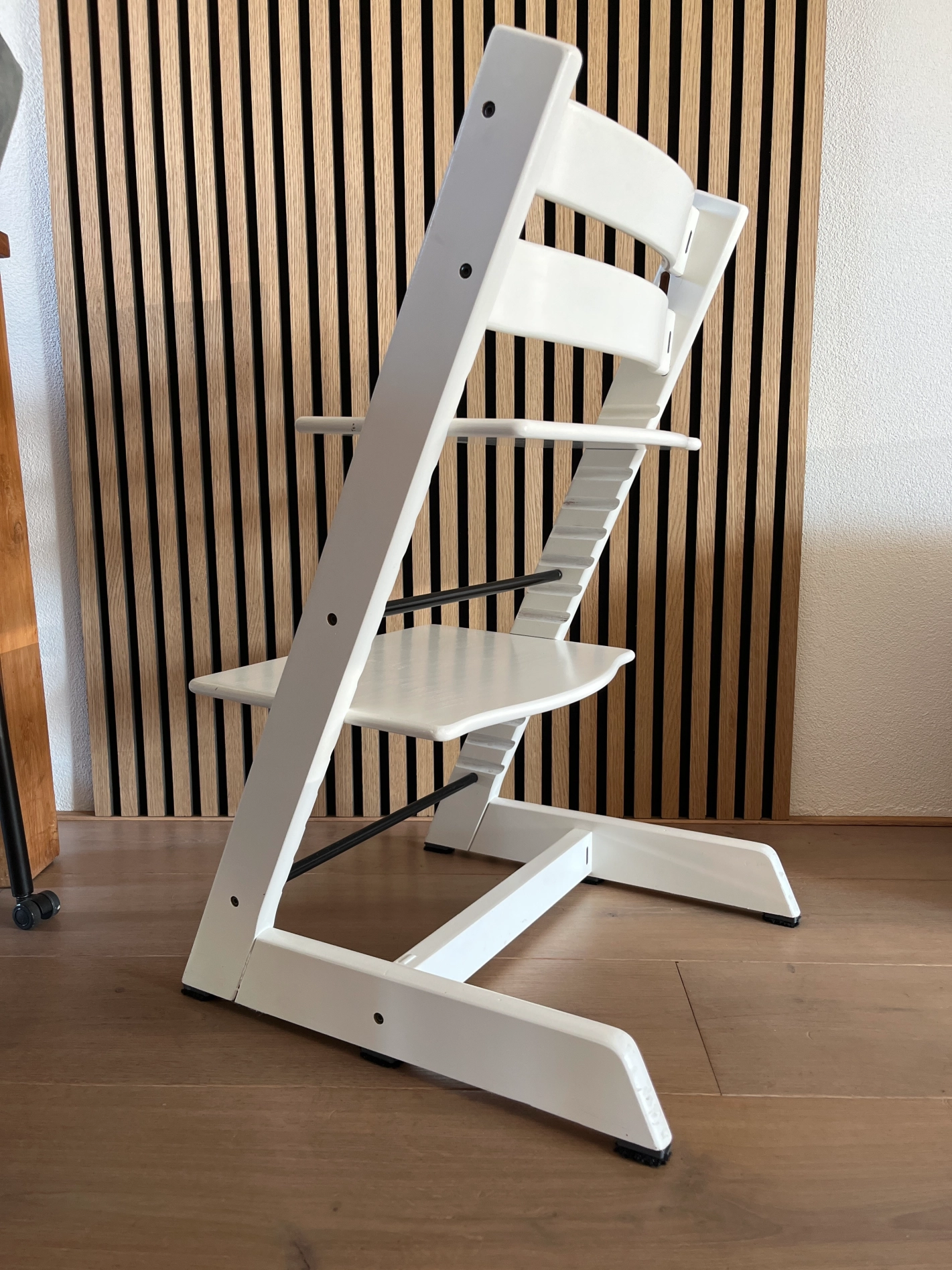 Stokke Tripp Trapp® stoel uitgevoerd met Scratch no More Multifixx glijders, de ideale oplossing. Makkelijk schoon te houden en zeer goed glijdend.