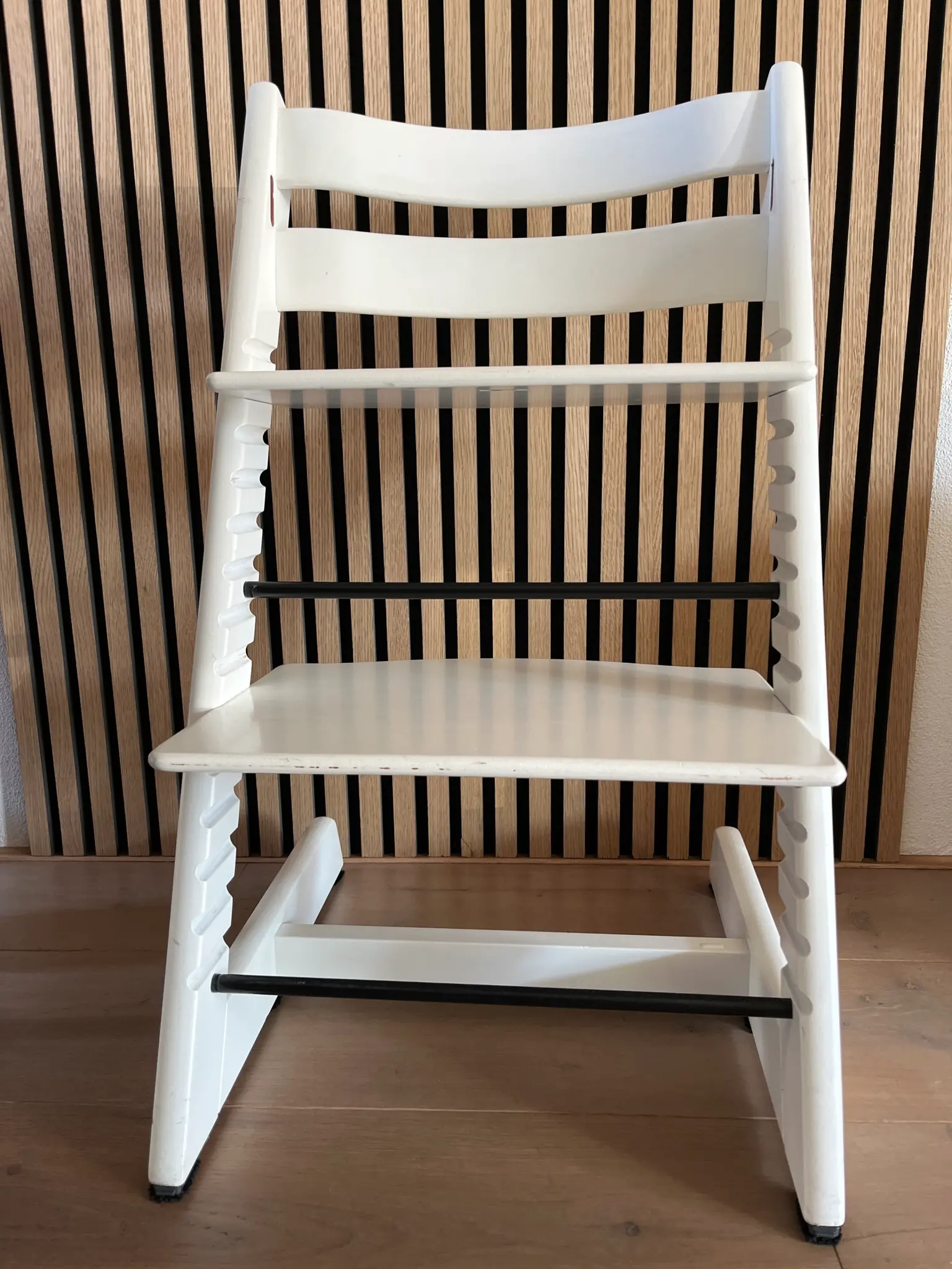 Stokke Tripp Trapp® stoel uitgevoerd met Scratch no More Multifixx glijders, de ideale oplossing. Makkelijk schoon te houden en zeer goed glijdend.