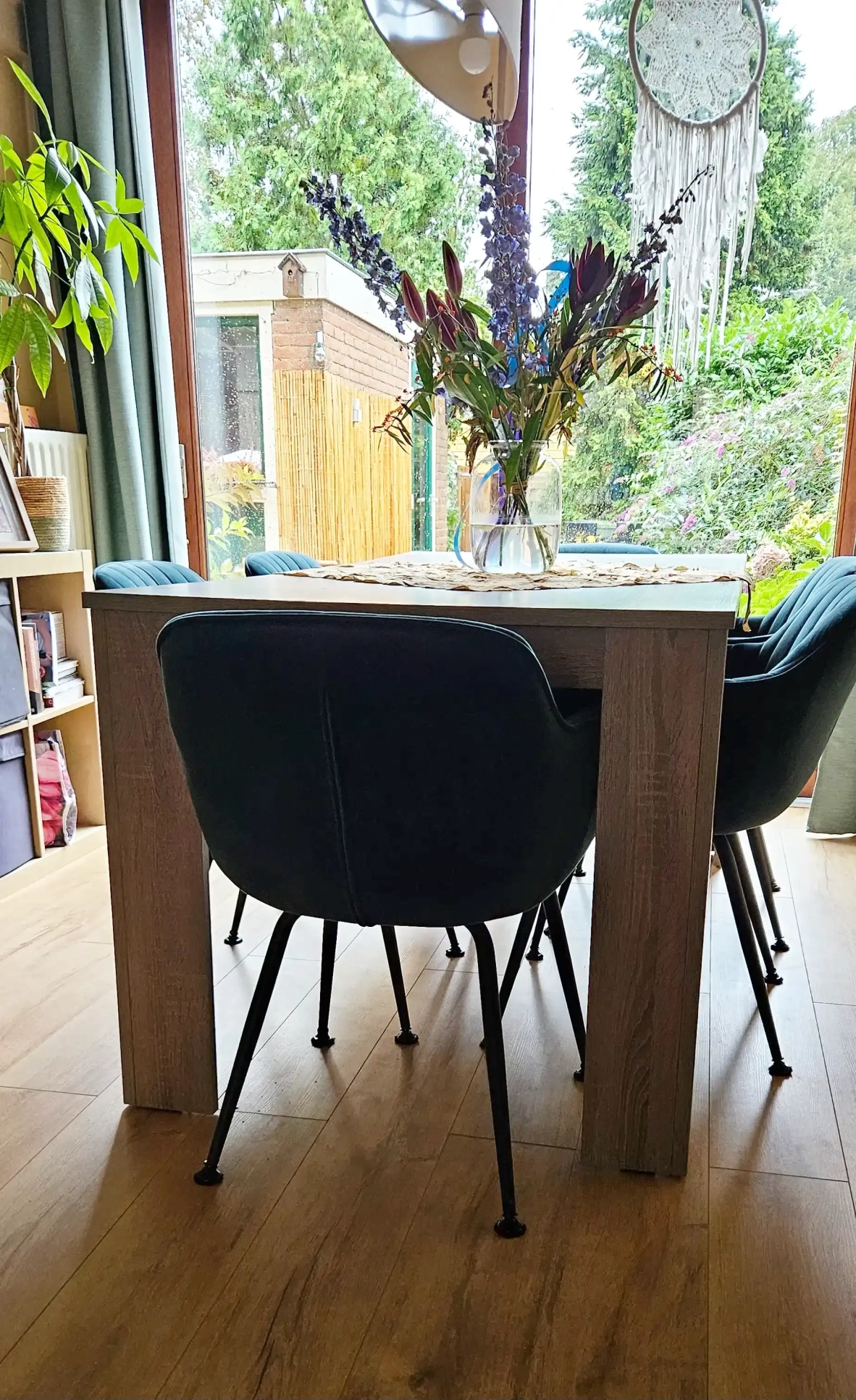 Scratch no More Footfixx Hollow XL onder een set eetkamerstoelen.