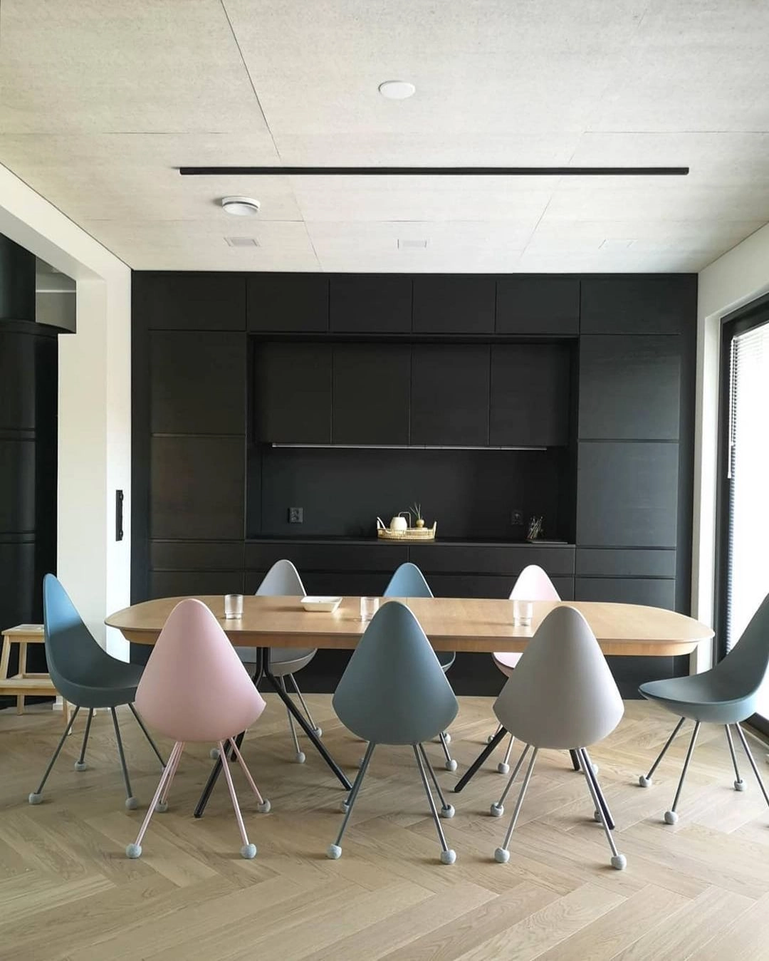 Silent Socks onder Frits hansen egg chairs