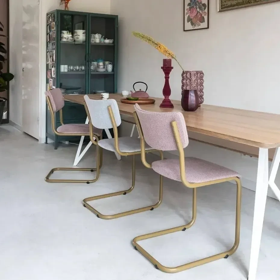 UNI viltglijders onder 25 mm dikke buisframe eetkamerstoelen.
