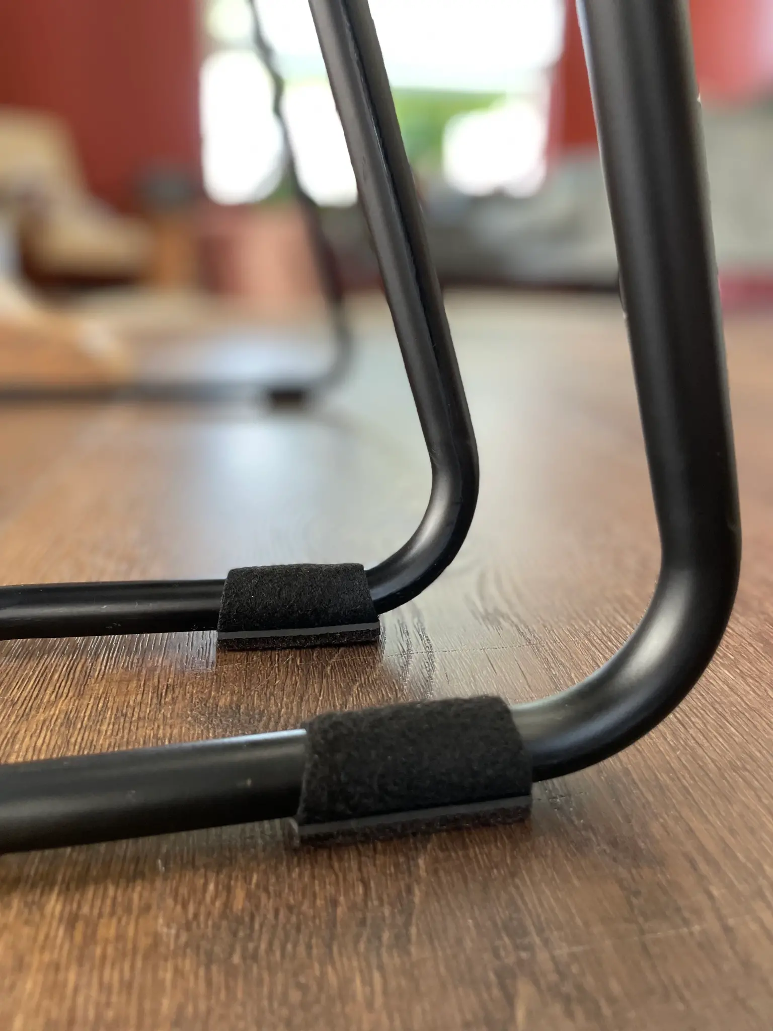 Wrap-Around® Original voor buisframes in het zwart, gemonteerd onder een buisframe met smal frame