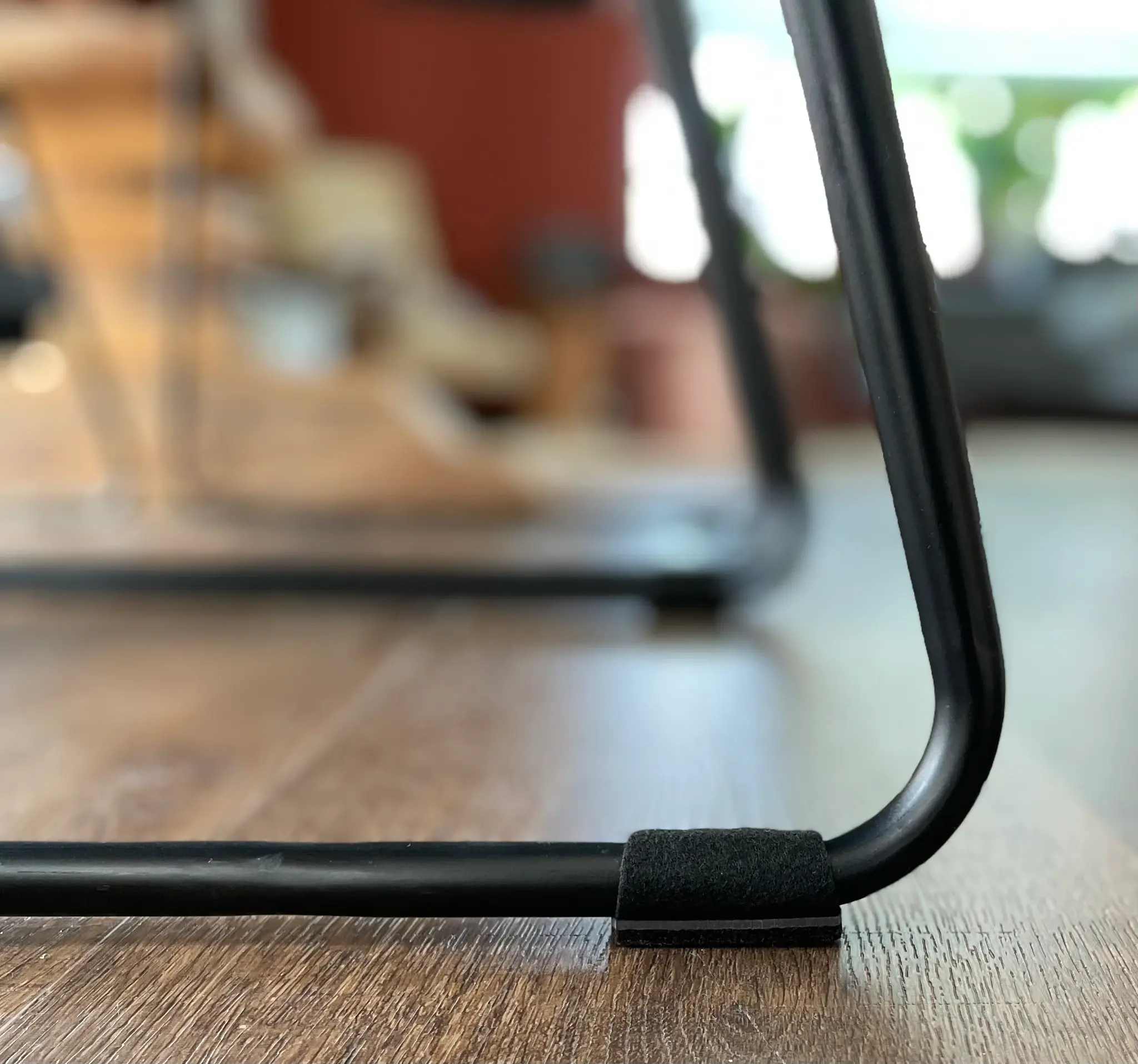Wrap-Around® Original voor buisframes in het zwart, gemonteerd onder een buisframe met smal frame