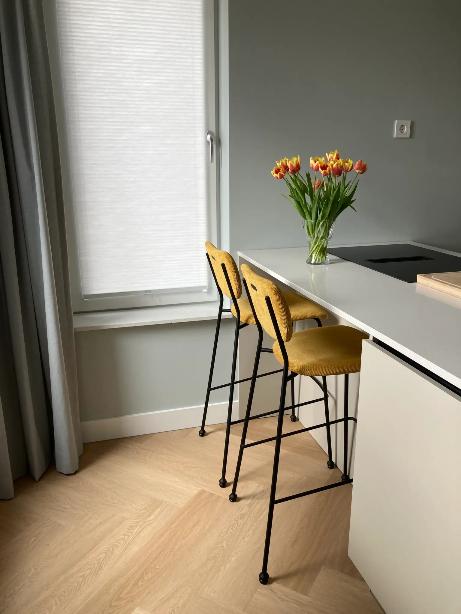 Onze kantelbare stoelpootdoppen met XL glijvlak, gemonteerd onder schuinstaande stoelpoten.