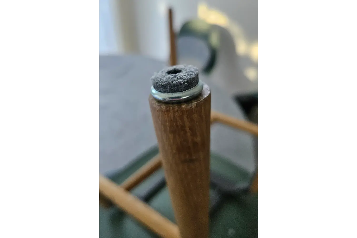 Viltglijder - rond - houten poten - met schroef