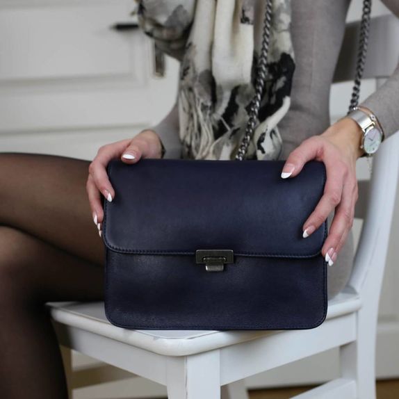 Clutch Janice aus pflanzlich gegerbtem Leder – Vintage-Blau