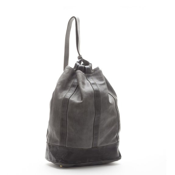 Beuteltasche & Rucksack Giulia aus pflanzlich gegerbtem Leder – Grau