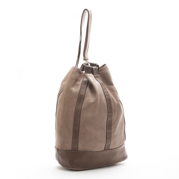 Beuteltasche & Rucksack Giulia aus pflanzlich gegerbtem Leder – Taupe