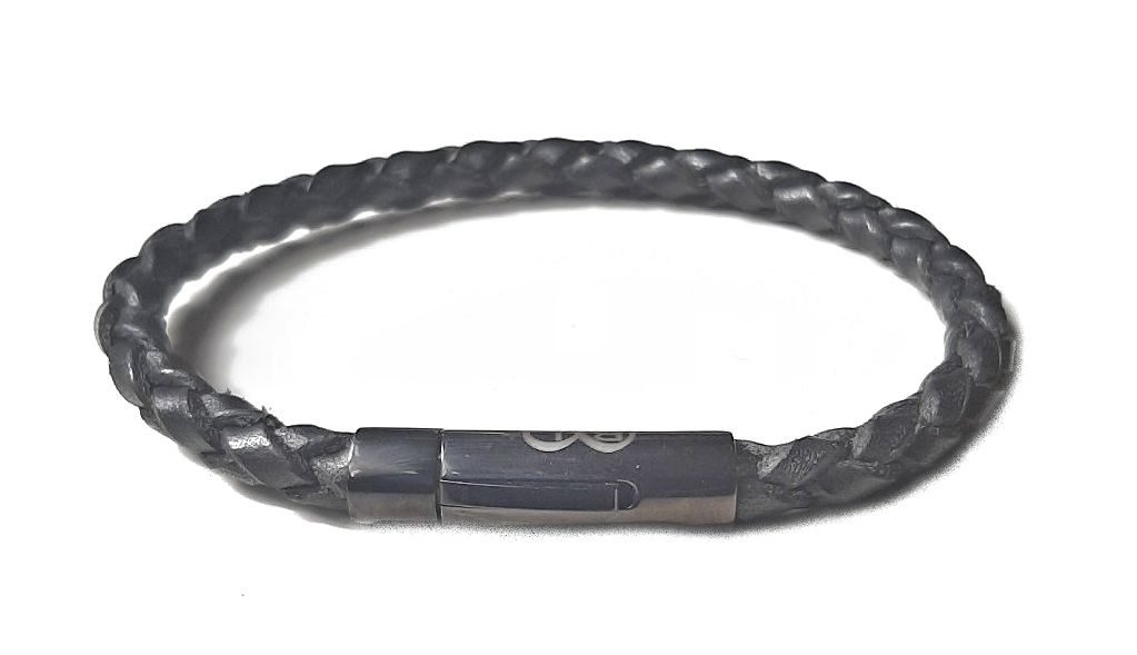 B & L Smalle rond gevlochten armband met zwart steel slot