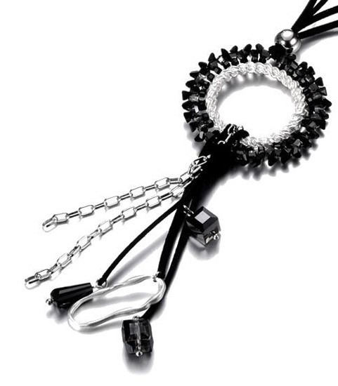 Sweet7 Lange suedine ketting met een hanger van glaskralen en metalen elementen