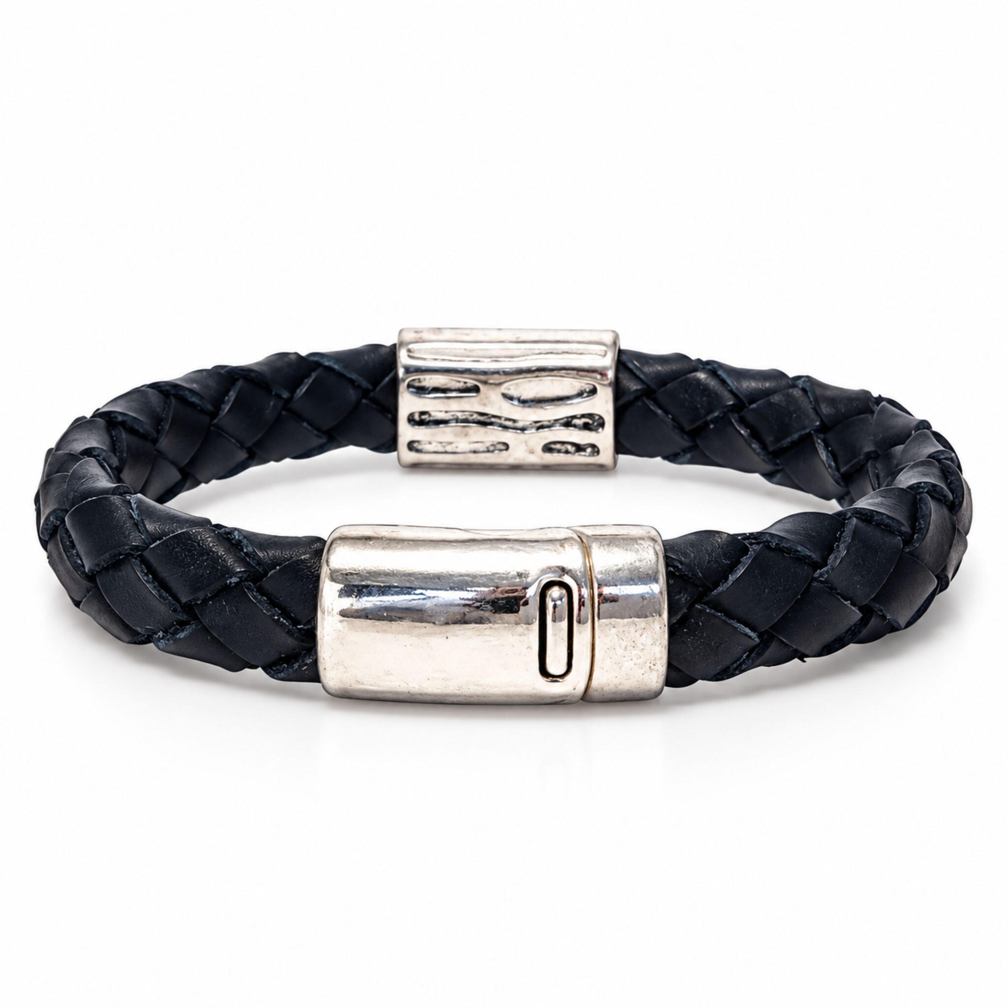 Sazou Jewels Echt lederen armband met een Zamak slot en tube.