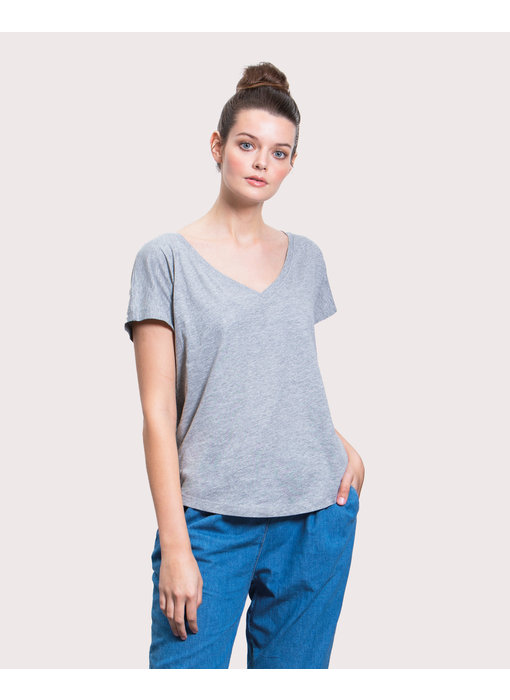 Mantis | 173.48 | M147 | Women's Loose Fit V Neck T