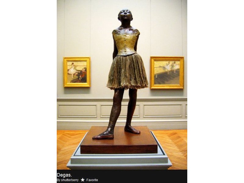 Mouseion Petit Danseuse, bailarina réplica de  Edgar Degas