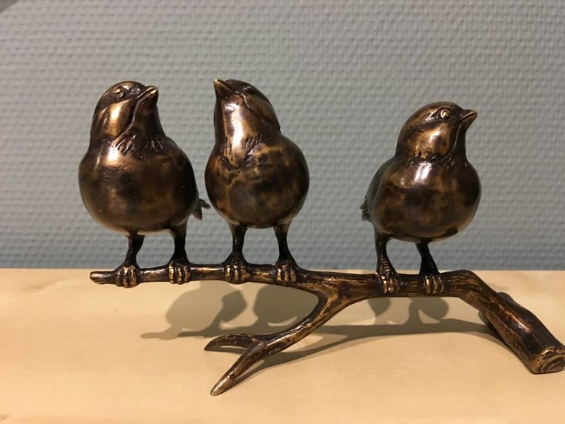 L' Art Bronze Drei Bronze Spatzen auf Ast, grün patiniert - braun