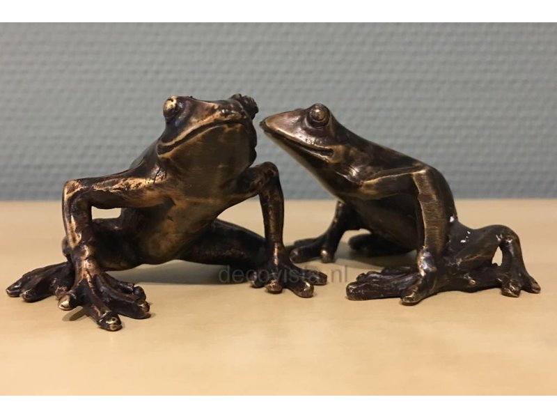 L' Art Bronze  Two bronze tree frogs