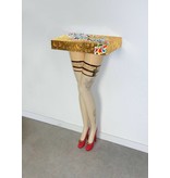 Toms Drag Sexy wandtafeltje op rode pumps