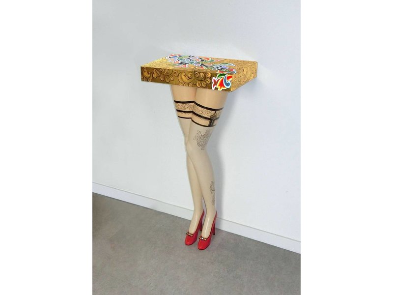 Toms Drag Sexy wandtafeltje op rode pumps