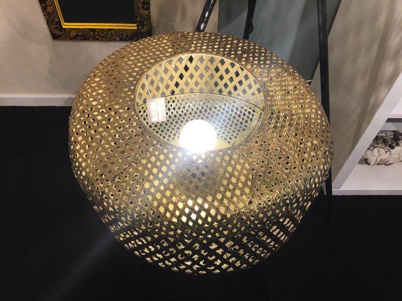 Vloerlamp met metalen lampenkap in messingkleur