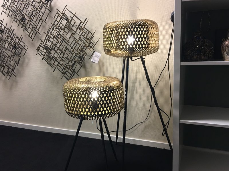 Vloerlamp met metalen lampenkap in messingkleur