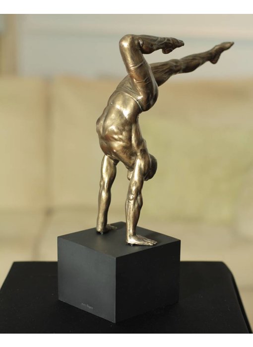 BodyTalk Nude sculpture of an exercising athleet in bronze look