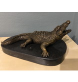 Bronzen krokodil op ovale natuurstenen basis