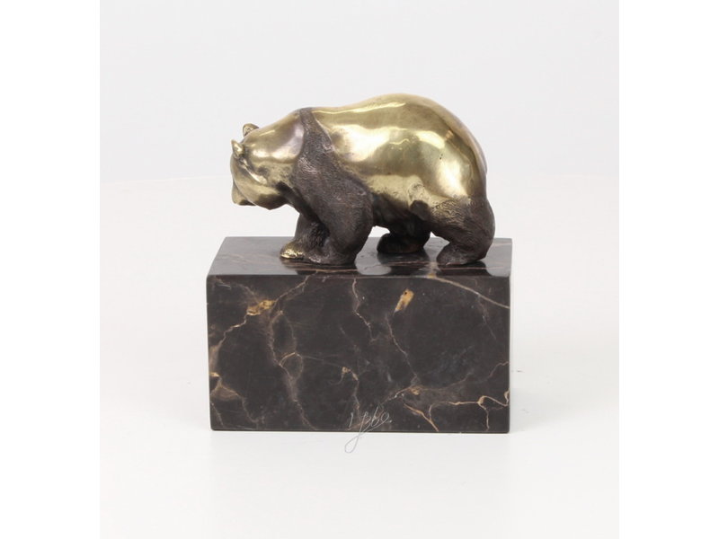 Gehender Pandabär aus Bronze auf einem geäderten Natursteinblock