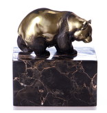 Oso panda caminando hecho de bronce sobre un bloque de piedra natural veteada