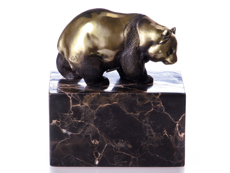 Wandelende pandabeer van brons op een blok geaderd natuursteen